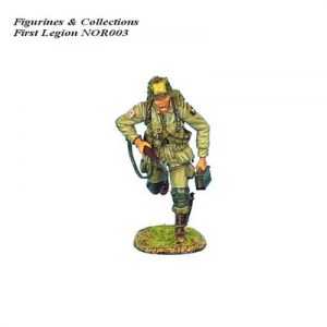 FL NOR003 US 101st Airborne Paratrooper Running with M1 Garand and Ammo Box PRE ORDER 