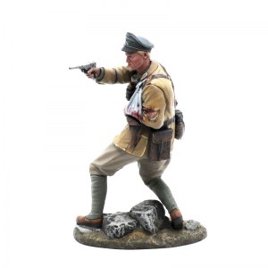 FL DAK045 Das Deutsche Afrika Korps Officer Firing Luger PRE ORDER